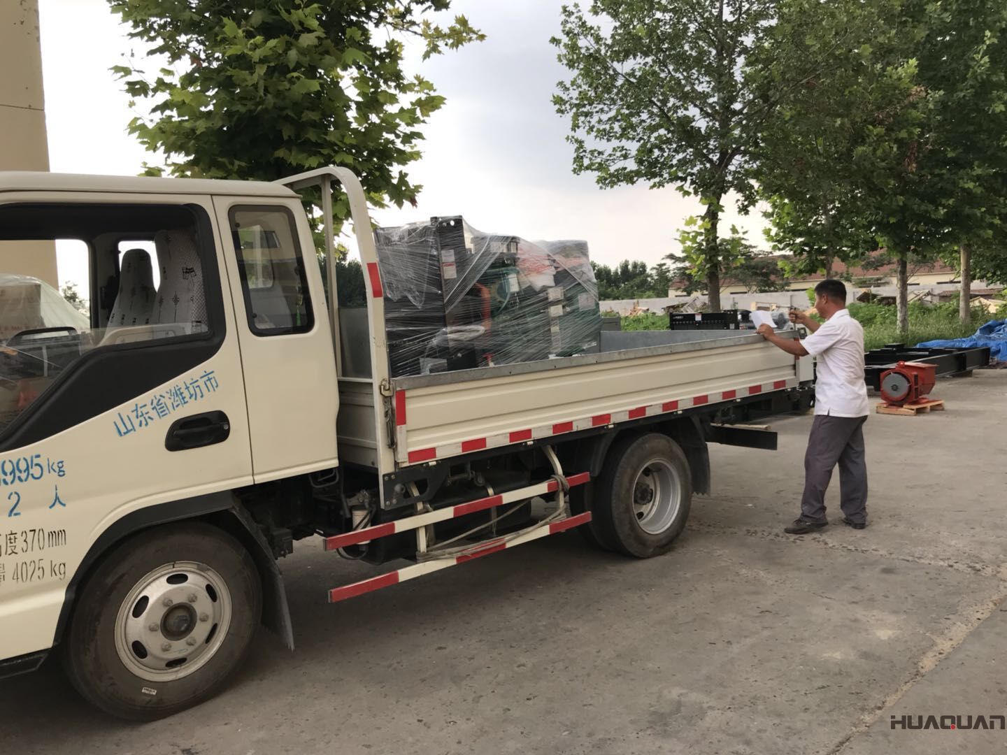  喬先生的一臺HQ30GF標(biāo)配型柴油發(fā)電機(jī)組已于7月16號發(fā)往遼寧