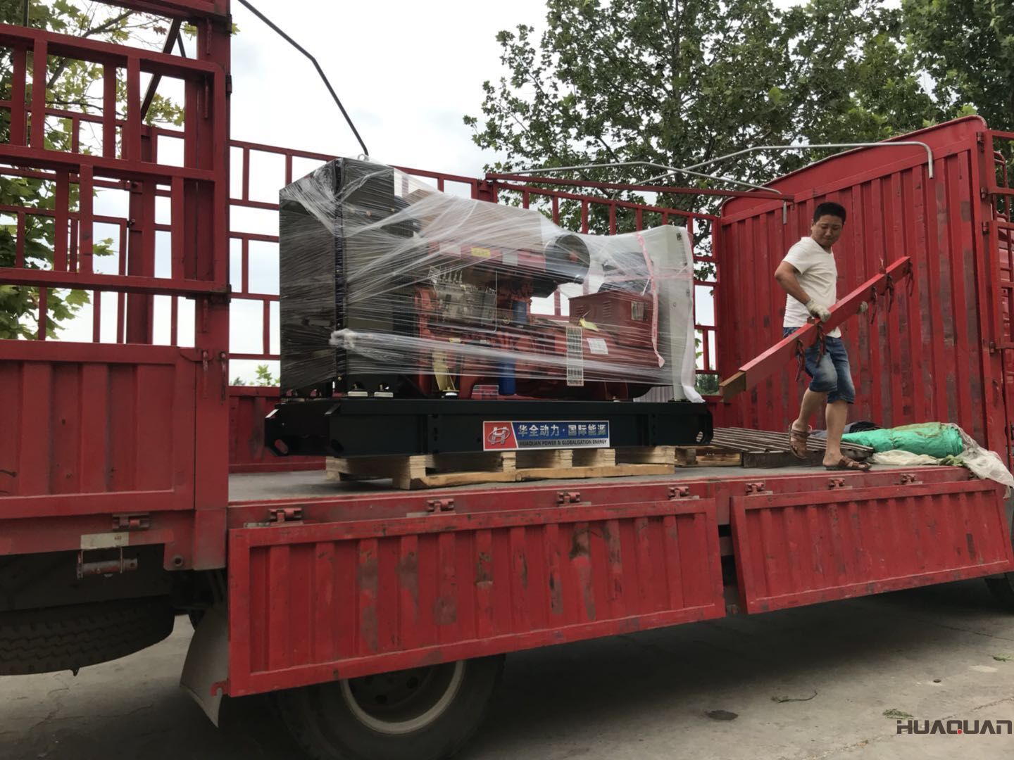 7月28號一臺300kw標配型柴油發電機組發往山東