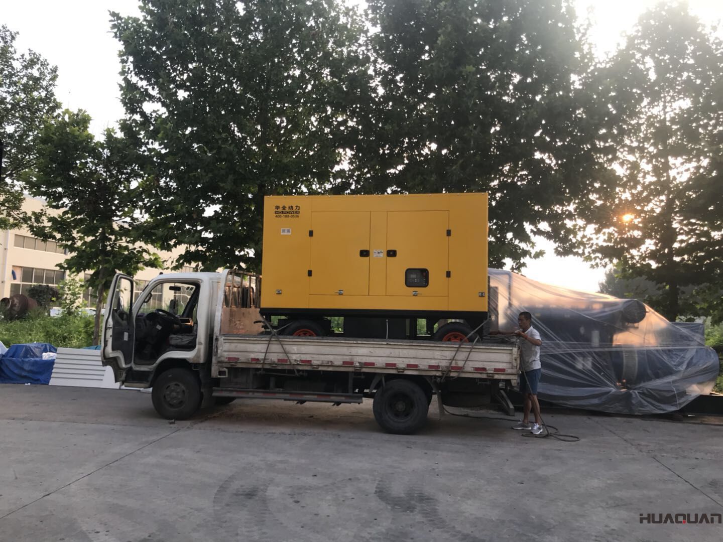  一臺250kw移動拖車（含棚）型柴油發(fā)電機(jī)組于7月31號發(fā)往山東