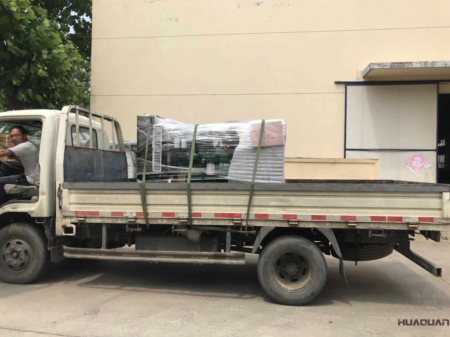 一臺50kw移動拖車柴油發電機組于8月10日順利發往吉林省