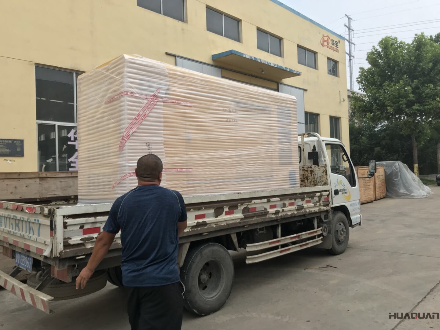 8月1日，羅先生訂制的一臺100kw移動靜音拖車柴油發(fā)電機(jī)組由華全動力順利發(fā)往山東省