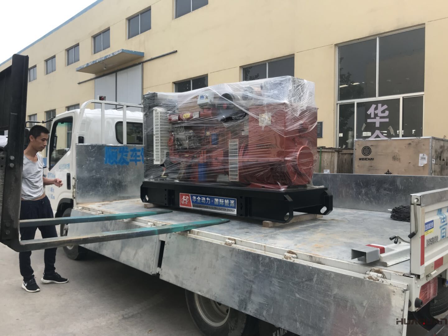 8月2日，一臺80kw移動靜音拖車柴油發(fā)電機(jī)組從華全動力成功發(fā)往山東省