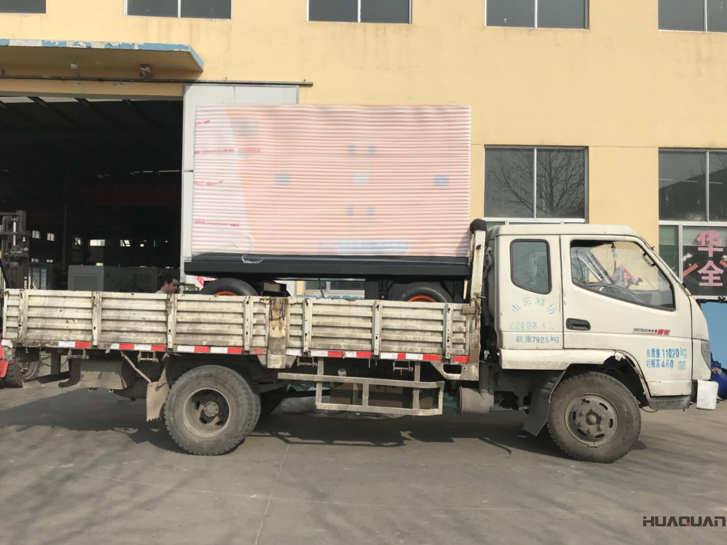 8月7日，一臺200kw防雨棚柴油發(fā)電機(jī)組從華全動力成功發(fā)往山東省