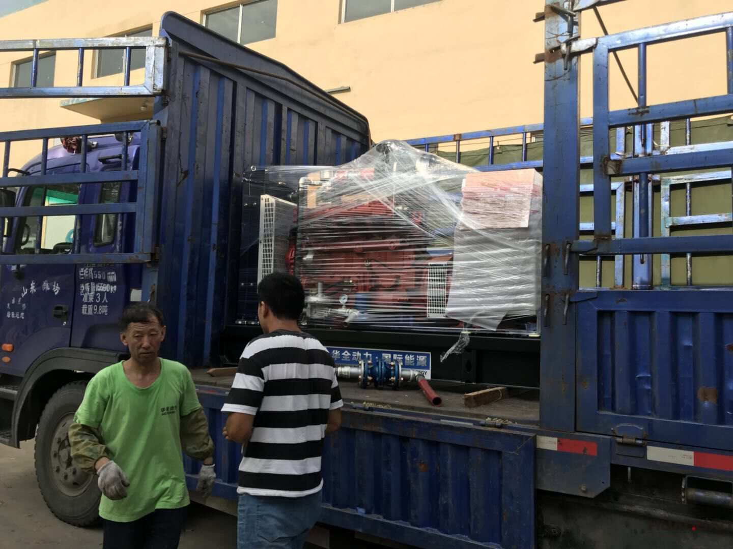 9月14日一臺(tái)100kw標(biāo)配型柴油發(fā)電機(jī)組發(fā)往四川