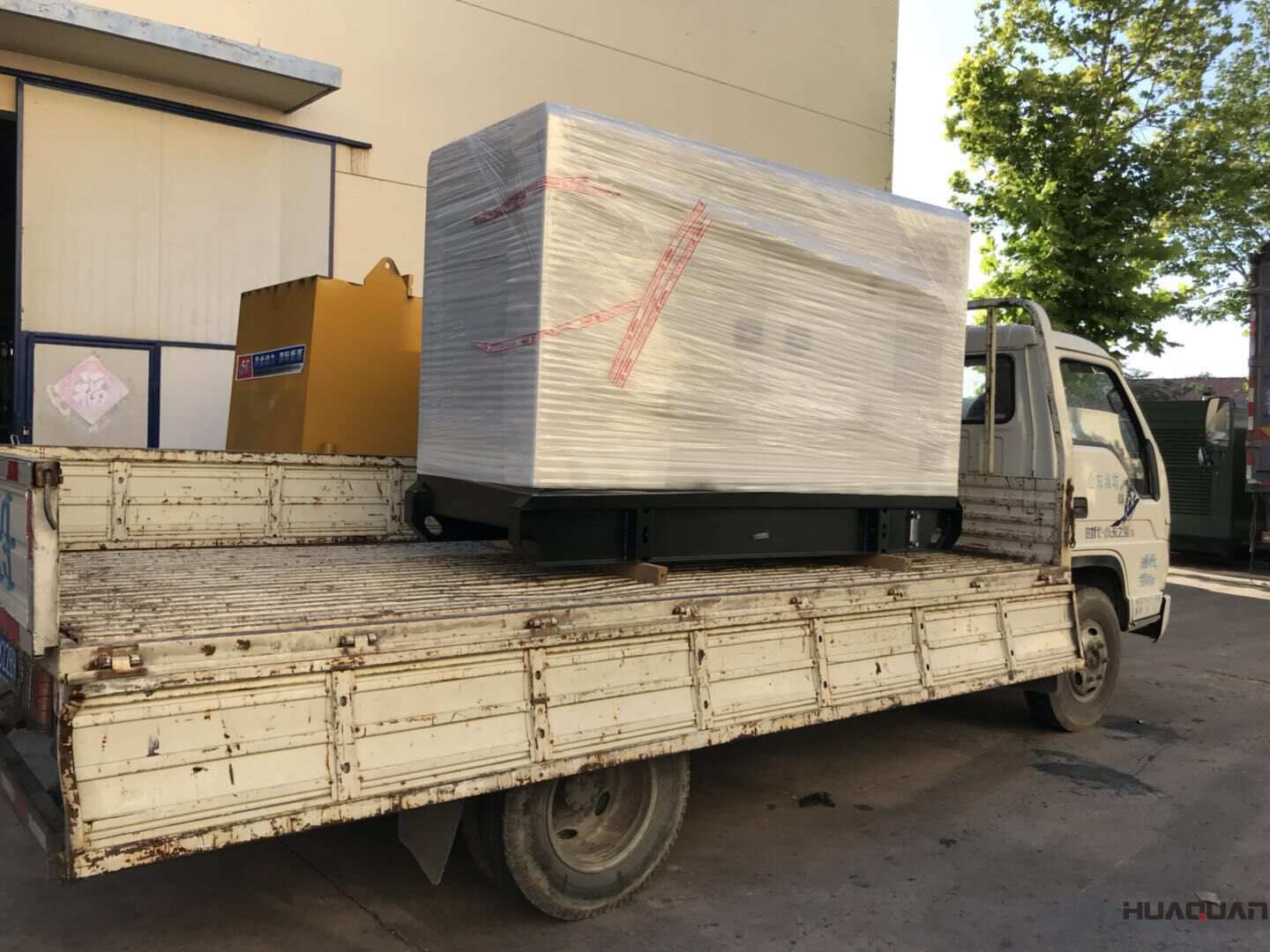 一臺(tái)100kw靜音箱型柴油發(fā)電機(jī)組于9月27日發(fā)往海南	