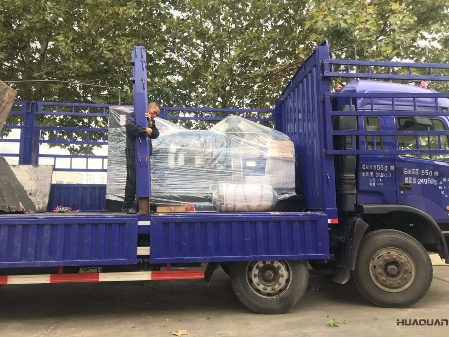 10月9日一臺(tái)300kw四保護(hù)柴油發(fā)電機(jī)組發(fā)往遼寧