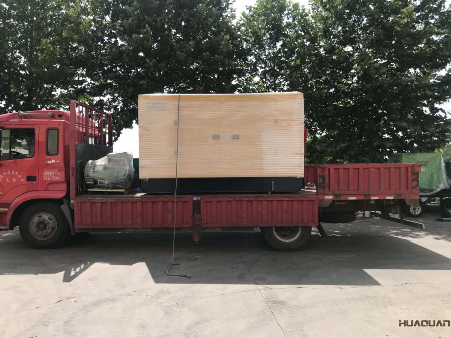 發貨了！10月12日一臺200kw防雨棚型柴油發電機組已發往山東