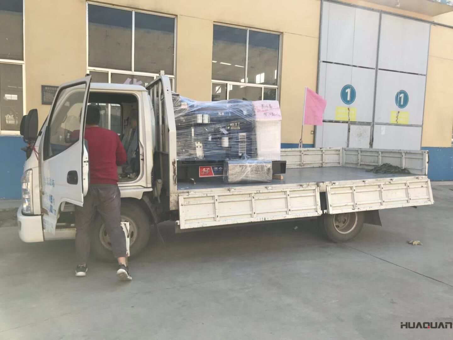 一臺40kw標配柴油發電機組于10月18日順利發往新疆烏魯木齊