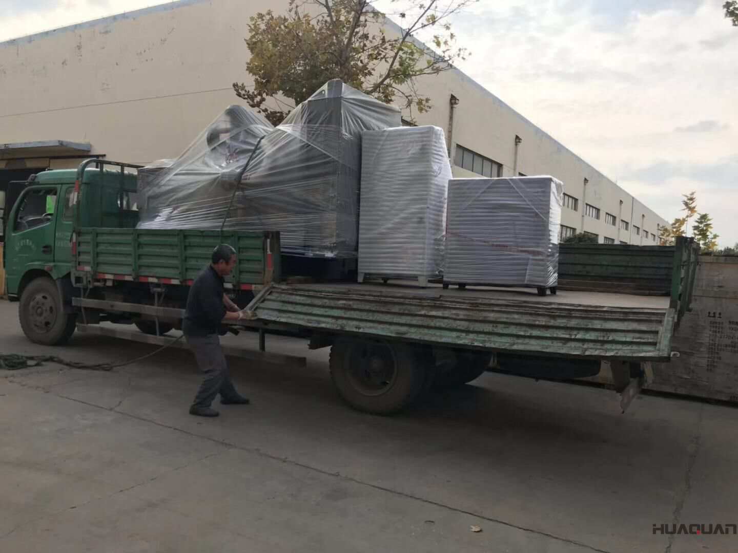 一臺400kw自動化柴油發(fā)電機組于10月31日從華全動力順利出發(fā)，現(xiàn)已成功發(fā)往山東