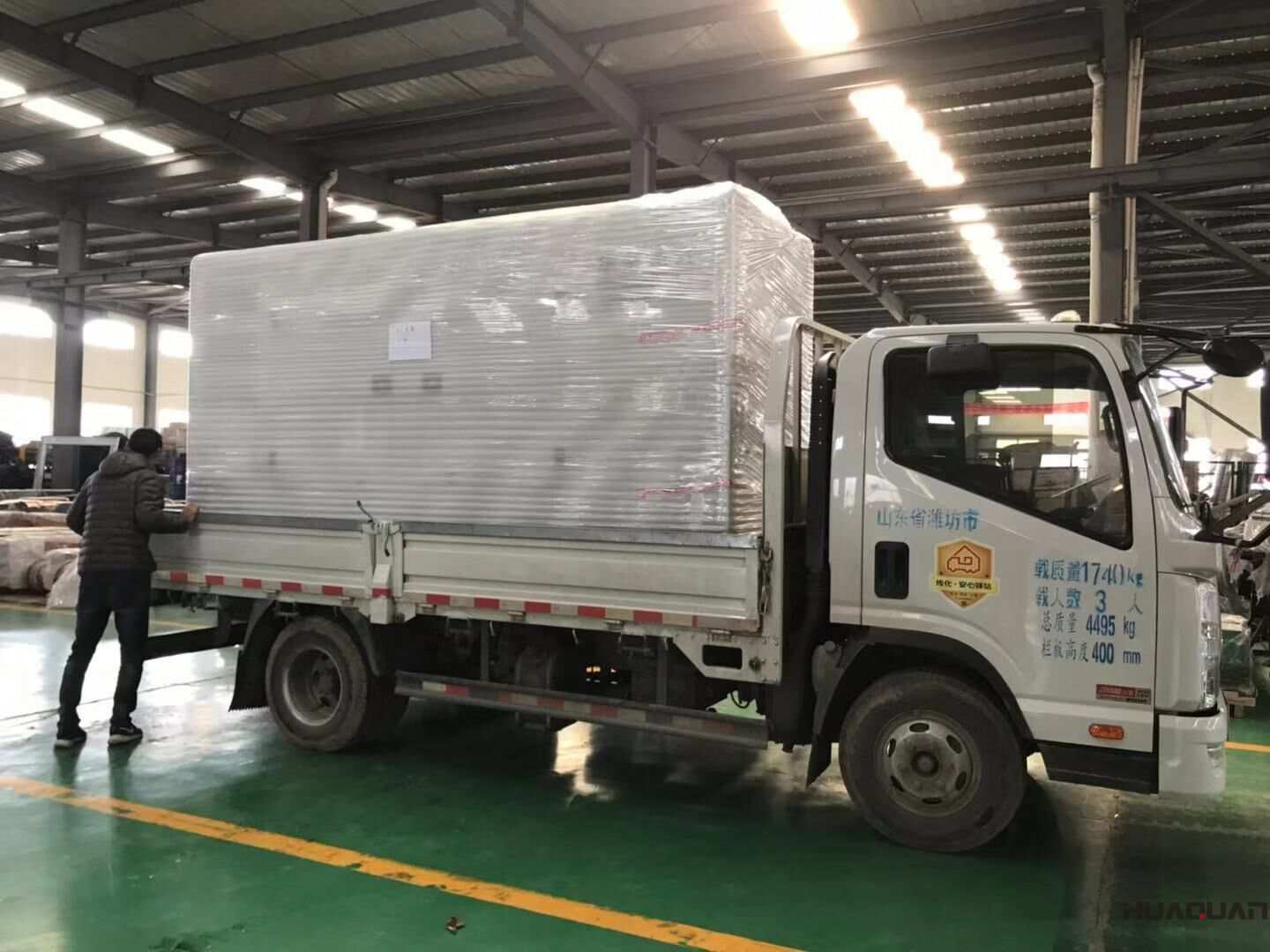 11月15日，楊先生從華全動力采購的一臺260kw靜音箱柴油發(fā)電機組已經(jīng)承購發(fā)往河北省