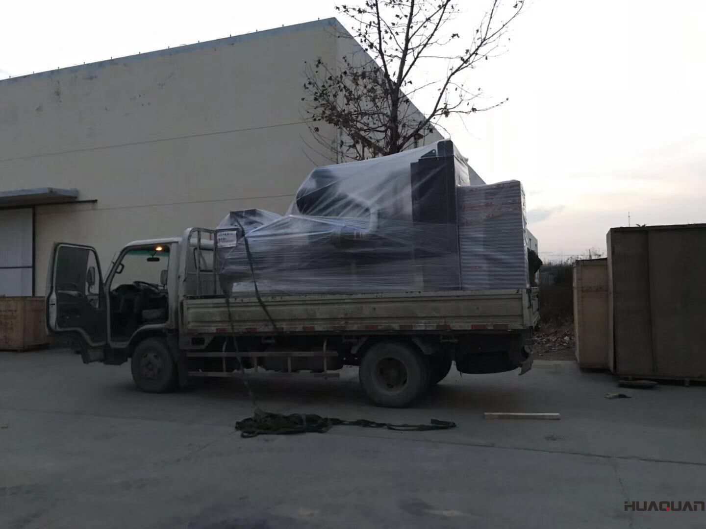 天津聶先生11月17日從華全動力采購的一臺500kw箱式自啟動柴油發(fā)電機組已于當天成功發(fā)往目的地