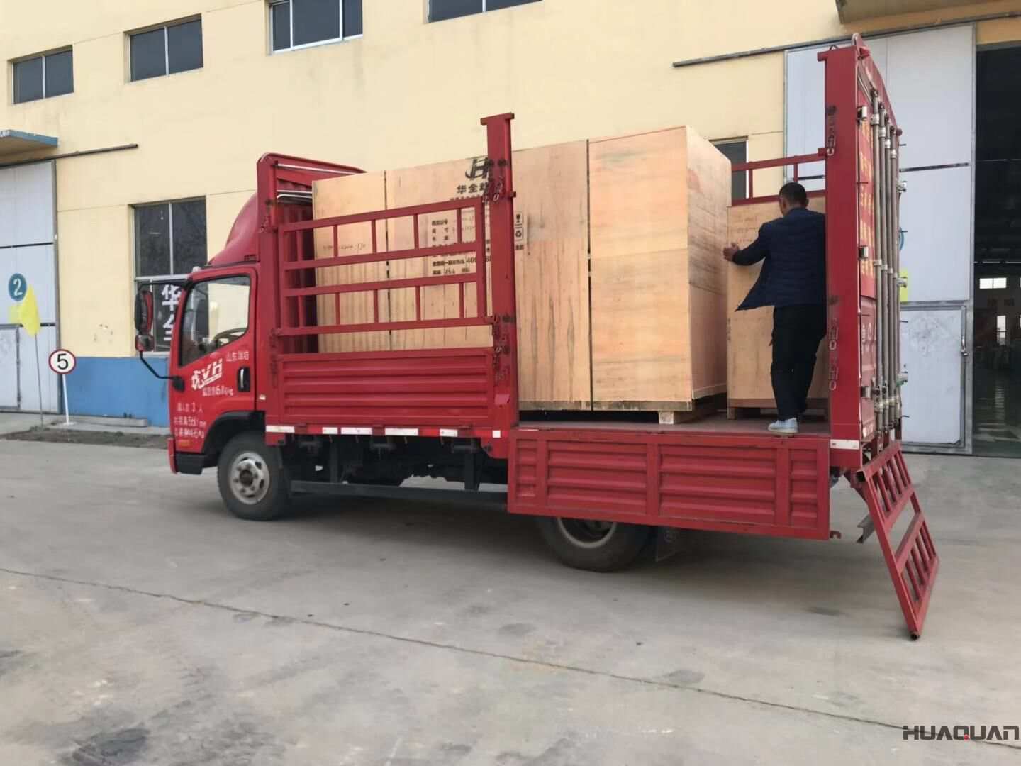 黃先生從華全動(dòng)力訂購(gòu)的250kw自動(dòng)化柴油發(fā)電機(jī)組已于11月28日順利發(fā)往廣西