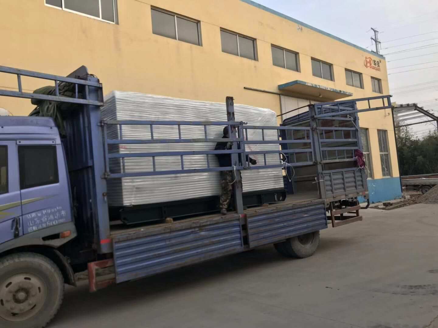 張先生拖華全動力代加工的300kw移動拖車柴油發電機組已于12月1日順利發往河南省