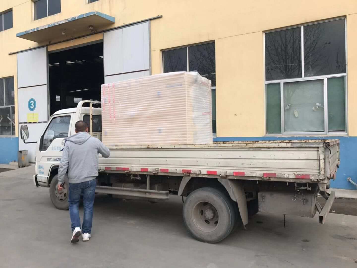 12月8日，華全動(dòng)力一臺(tái)10kw立柜靜音柴油發(fā)電機(jī)組成功發(fā)往廣東省