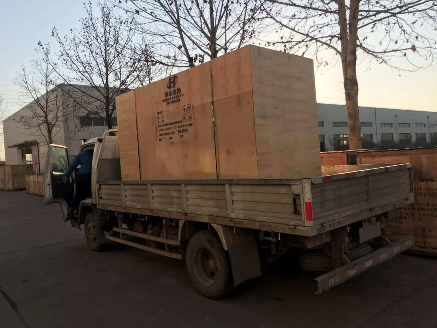 楊先生從華全動力訂購的一臺250kw標(biāo)配柴油發(fā)電機(jī)組已于12月14日成功發(fā)往內(nèi)蒙古