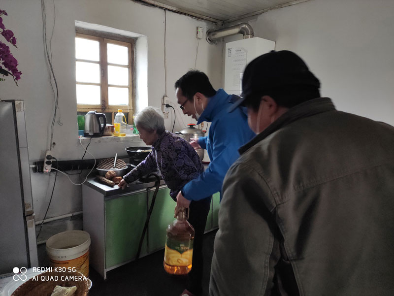 華全動力黨支部一行向困難群眾送去花生油、大米和美酒禮盒等禮品